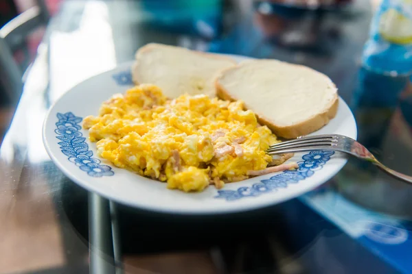 Scrambled eggs on a plate — Stock Photo, Image