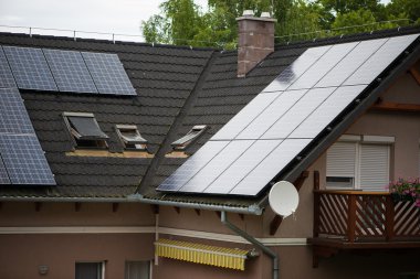 Çatıdaki güneş panelleri