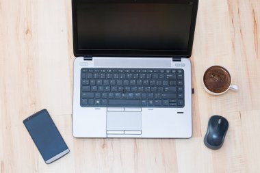 dizüstü bilgisayar, akıllı telefon, fare ve kahve