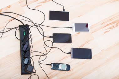 dört akıllı telefonlar ve bir klasik telefon