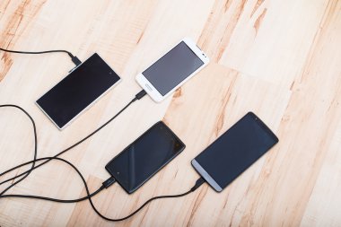 dört modern smartphones