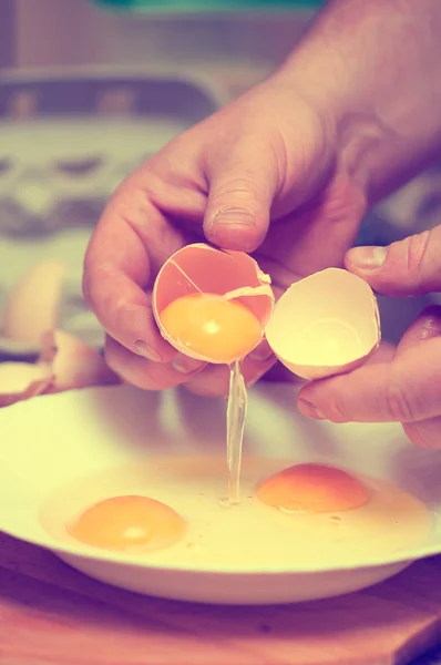 Separating the yolk — Stock Photo, Image