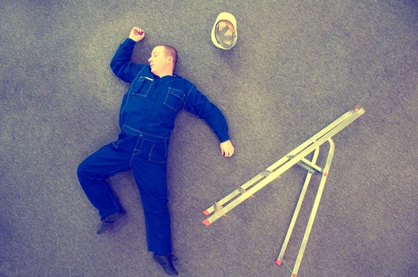 Trabajador acostado en el suelo —  Fotos de Stock