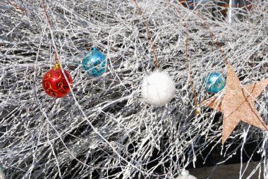 Beyaz şube ve Noel oyuncaklar