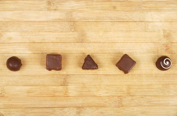 Caramelos de fondo sobre una tabla de madera — Foto de Stock
