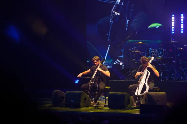 Bukarest, Rumänien - 8. Dezember: 2 Celli, berühmtes kroatisches Cello-Duo tritt im Sala Palatuluih auf — Stockfoto