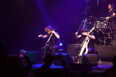 Bucharest, Romanya - 8 Aralık: 2 çello, ünlü Hırvat çello ikilisi Sala Palatuluih gerçekleştirir.