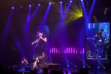 Bucharest, Romanya - 8 Aralık: 2 çello, ünlü Hırvat çello ikilisi Sala Palatuluih gerçekleştirir.