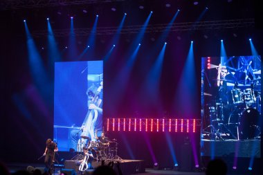 Bucharest, Romanya - 8 Aralık: 2 çello, ünlü Hırvat çello ikilisi Sala Palatuluih gerçekleştirir.