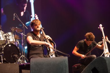 Bucharest, Romanya - 8 Aralık: 2 çello, ünlü Hırvat çello ikilisi Sala Palatuluih gerçekleştirir.