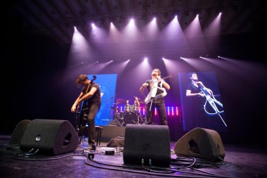 Bucharest, Romanya - 8 Aralık: 2 çello, ünlü Hırvat çello ikilisi Sala Palatului gerçekleştirir.