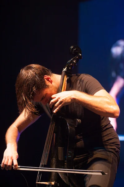 Bukurešť, Rumunsko - 8. prosince: 2 violoncella, slavný chorvatský violoncellové duo vystupuje na Sala Palatuluih — Stock fotografie