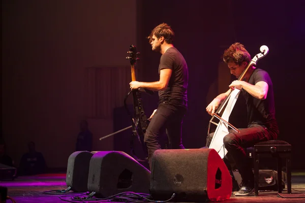 Bucarest, Rumania 8 de diciembre: 2 Cellos, famoso dúo croata de violonchelo, actúa en la Sala Palatuluih — Foto de Stock