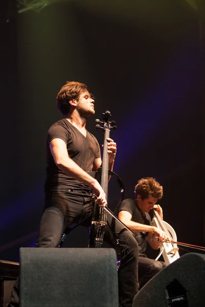 Bucharest, Romania- December 8: 2 Cellos, famous Croatian cello duo performs at Sala Palatuluih — Stock Photo, Image