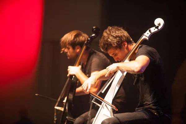 Bucharest, Romania- December 8: 2 Cellos, famous Croatian cello duo performs at Sala Palatuluih — Stock Photo, Image