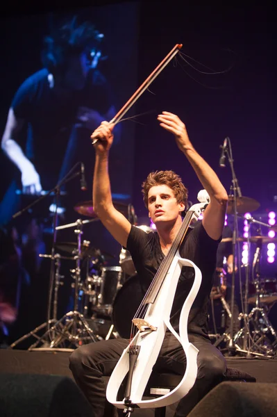 Bucharest, Romania- December 8: 2 Cellos, famous Croatian cello duo performs at Sala Palatuluih — Stock Photo, Image