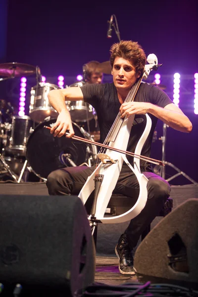 Bucharest, Romania- December 8: 2 Cellos, famous Croatian cello duo performs at Sala Palatuluih — Stock Photo, Image