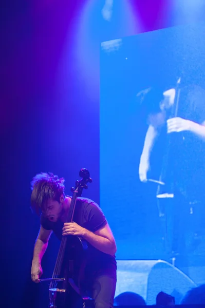 Bukarest, Rumänien - 8. Dezember: 2 Celli, berühmtes kroatisches Cello-Duo tritt im Sala Palatuluih auf — Stockfoto