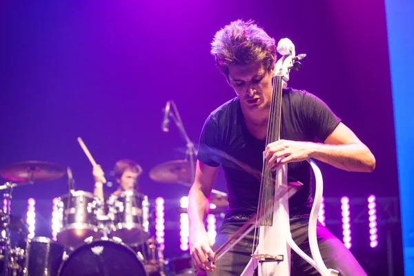 Bucharest, Romania- December 8: 2 Cellos, famous Croatian cello duo performs at Sala Palatului — Stock Photo, Image