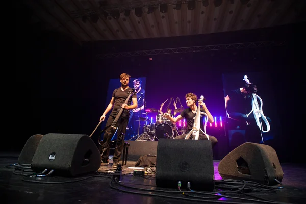 Bucharest, Romania- December 8: 2 Cellos, famous Croatian cello duo performs at Sala Palatului — Stock Photo, Image