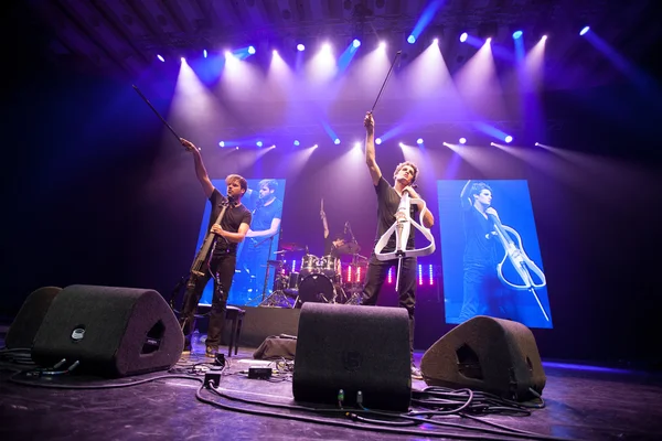 Bucarest, Rumania 8 de diciembre: 2 Cellos, famoso dúo croata de violonchelo, actúa en la Sala Palatului — Foto de Stock