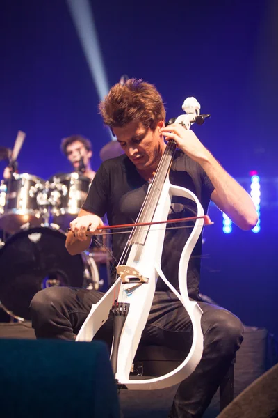 Bucharest, Romania- December 8: 2 Cellos, famous Croatian cello duo performs at Sala Palatului — Stock Photo, Image