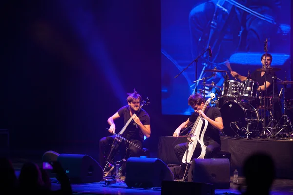 Bucarest, Rumania 8 de diciembre: 2 Cellos, famoso dúo croata de violonchelo, actúa en la Sala Palatuluih Imágenes De Stock Sin Royalties Gratis