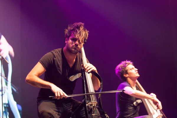 Bukarest, Rumänien - 8 December: 2 violonceller, berömda kroatiska cello duo utför vid Sala Palatuluih Stockbild