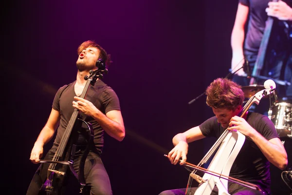 Bucareste, România- 08 de dezembro: 2 Cellos, famoso duo de violoncelo croata se apresenta na Sala Palatului Fotografias De Stock Royalty-Free