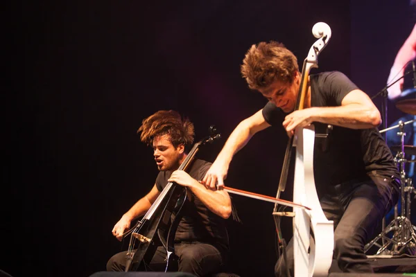 Bucarest, Rumania 8 de diciembre: 2 Cellos, famoso dúo croata de violonchelo, actúa en la Sala Palatului Fotos De Stock