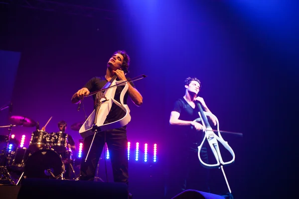 Bucareste, România- 08 de dezembro: 2 Cellos, famoso duo de violoncelo croata se apresenta na Sala Palatului Imagem De Stock