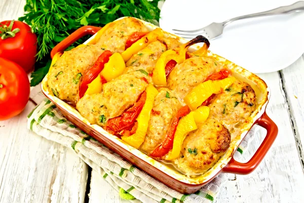 Las croquetas del pavo con los tomates en la cacerola a la servilleta —  Fotos de Stock