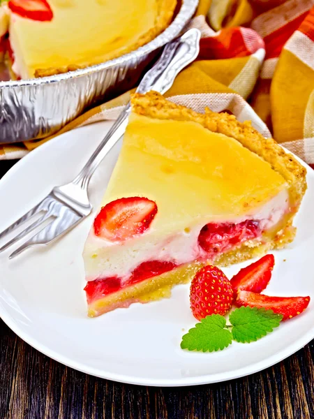 Pie strawberry with sour cream on dark board — Stock Photo, Image