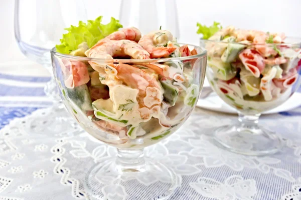 Салат с креветками и помидорами в стакане на салфетке — стоковое фото