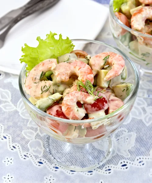 Salad with shrimp and tomatoes in glass on table — Stock Photo, Image