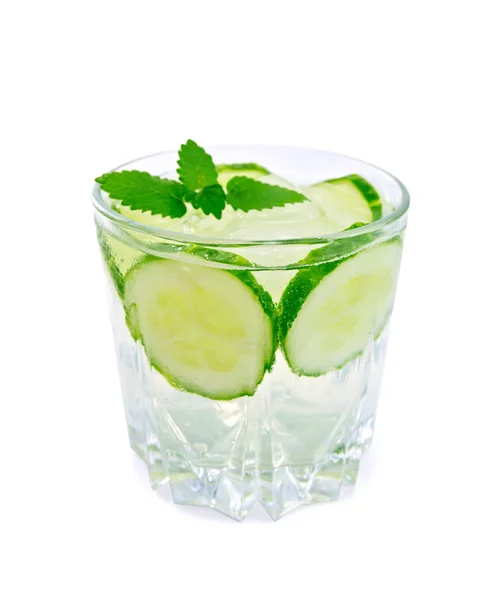 Limonade mit Gurke und Minze im Glas — Stockfoto