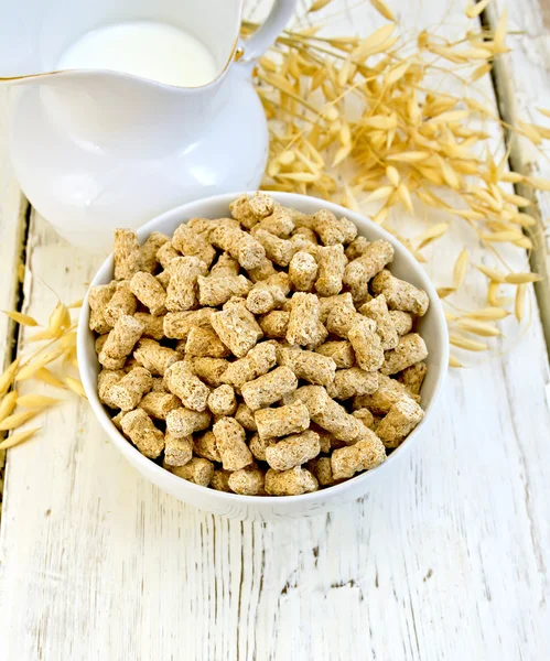 Bran in bowl with milk on board — Stock Photo, Image