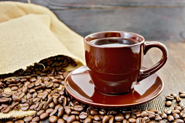 Café em xícara marrom com saco a bordo — Fotografia de Stock