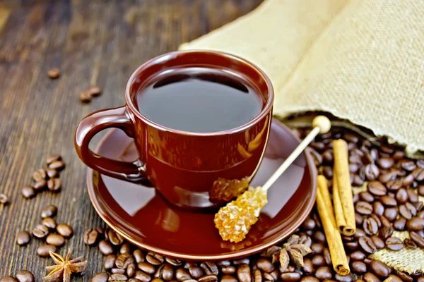 Café en taza marrón con azúcar y bolsa a bordo —  Fotos de Stock