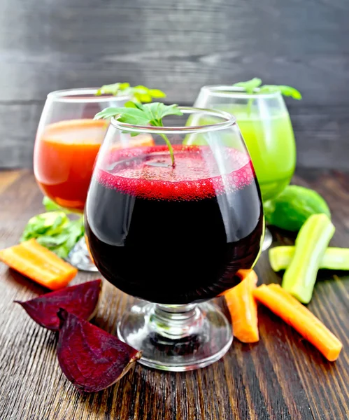Betor juice och gurka i vinglas ombord — Stockfoto