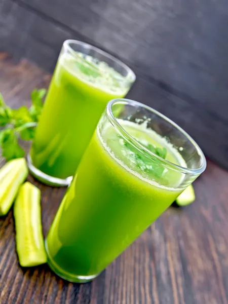 Concombre de jus dans deux verres à bord — Photo