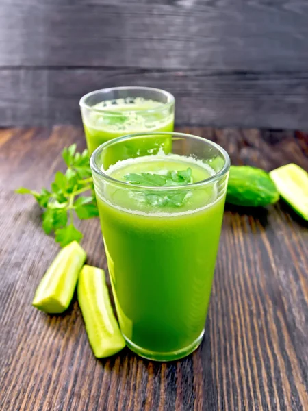 Concombre de jus avec persil dans deux verres à bord — Photo