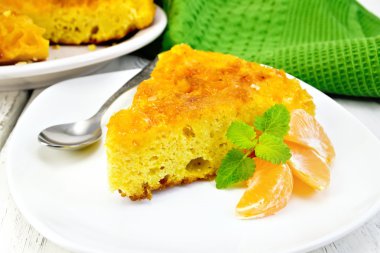 Nane ve ışık tahta kaşık ile pasta mandarin