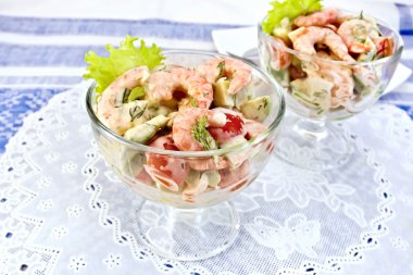 Karides ve peçete silikon camına domates salatası