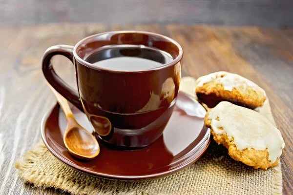Café en taza marrón con galletas a bordo —  Fotos de Stock