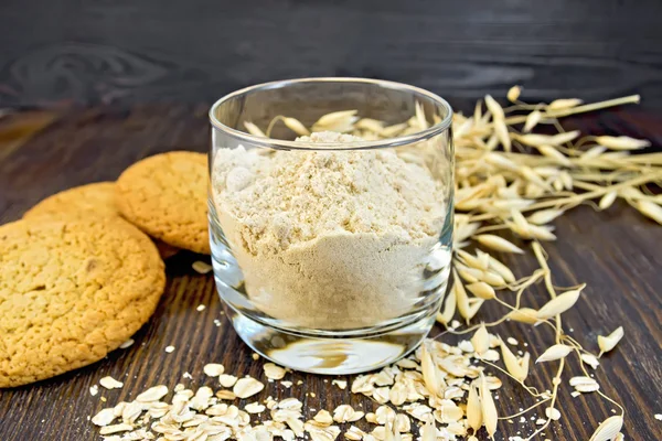 Mehl Hafer im Glas mit Keksen an Bord — Stockfoto