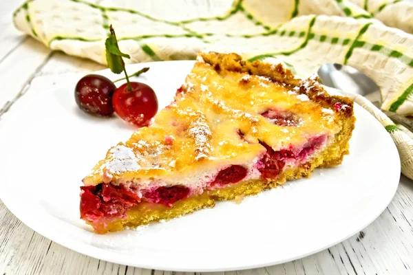 Tarta de cereza con crema agria en plato blanco a bordo —  Fotos de Stock