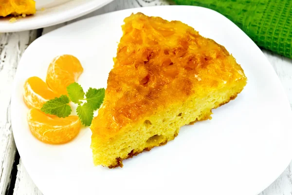 Torta mandarino con menta e tovagliolo su lavagna leggera — Foto Stock