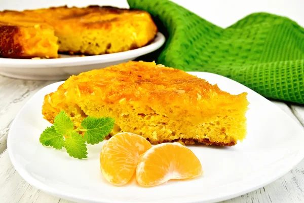 Pie mandarin with mint on board — Stock Photo, Image