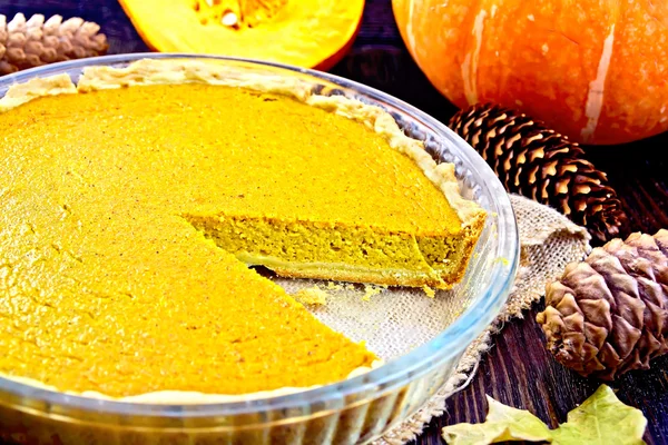 Tarte citrouille dans une casserole en verre à bord — Photo